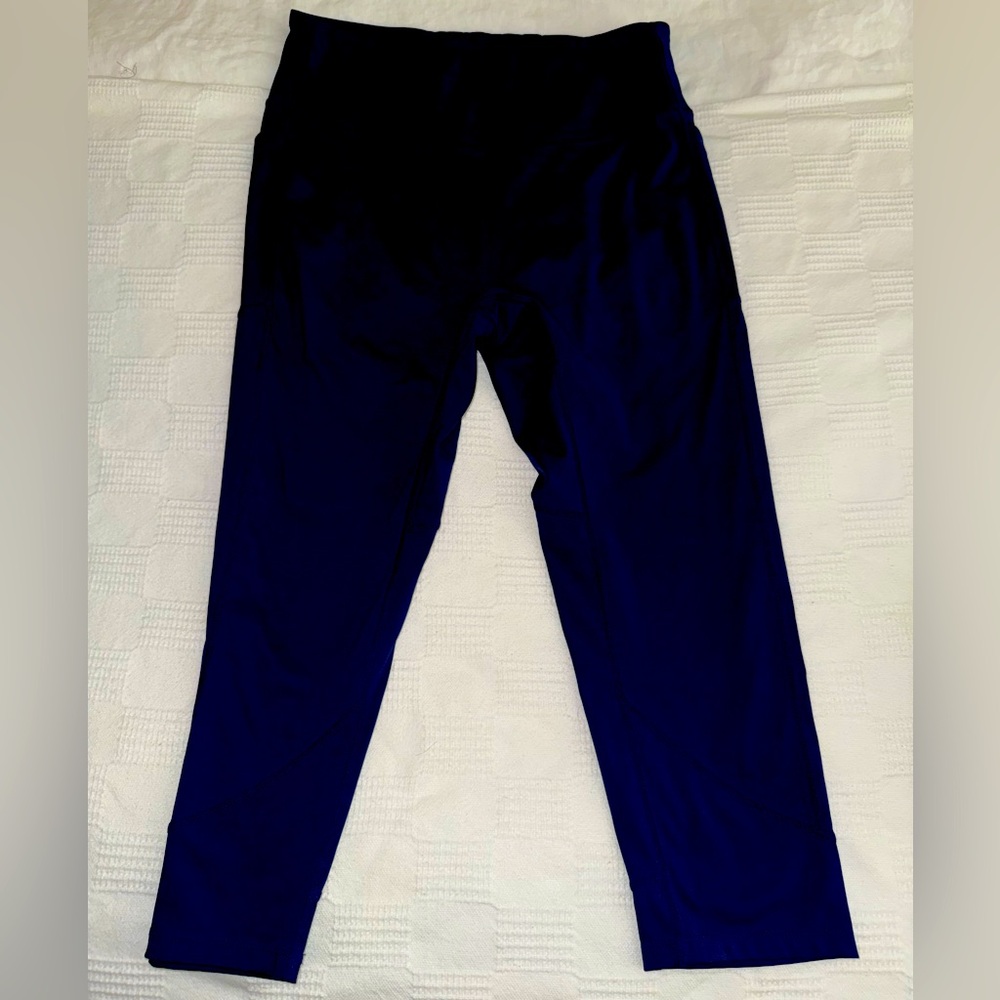 Baleaf Capri leggings w/pocket. 19” inseam. Navy blue. Size M